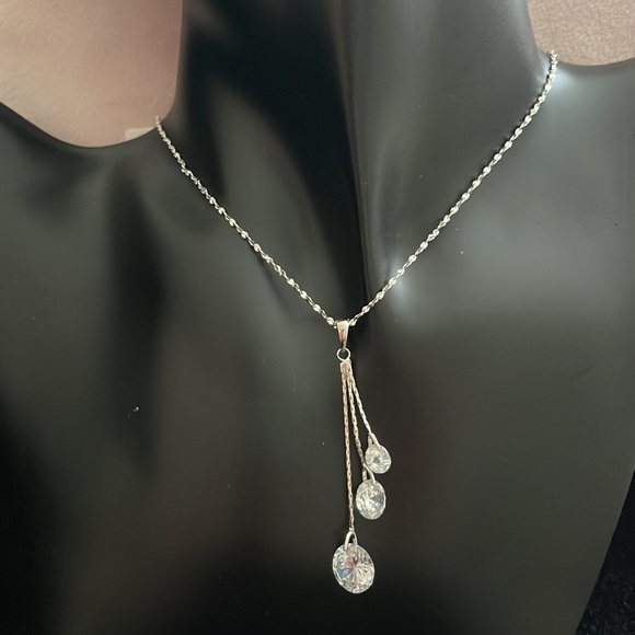 Round cut simulated diamond drop pendant necklace - Picture 1 of 8